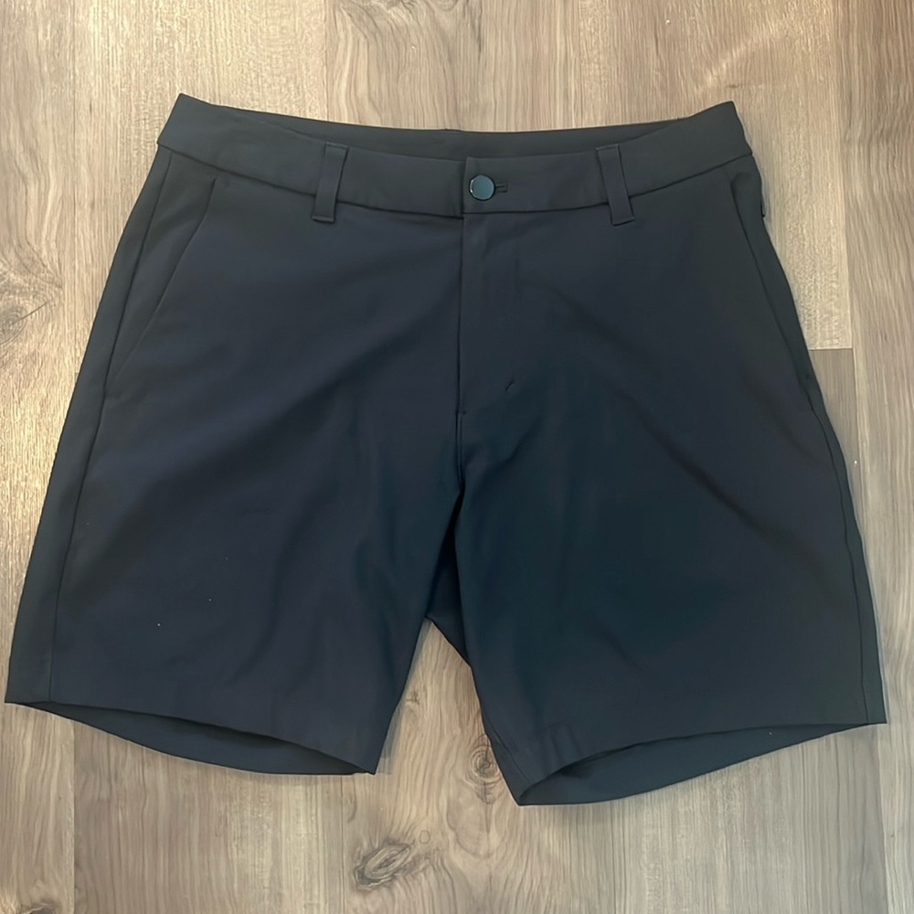 Men’s Black Lululemon Comission Golf Shorts 7” inseam